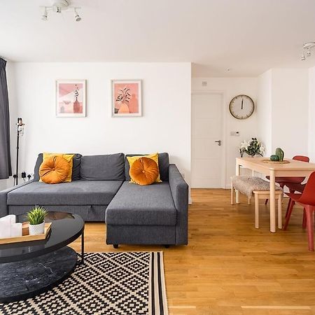 Contemporary City Centre Apartment With Parking บาธ ภายนอก รูปภาพ