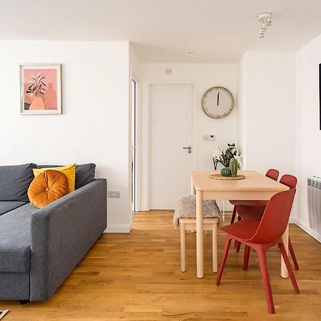 Contemporary City Centre Apartment With Parking บาธ ภายนอก รูปภาพ