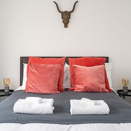Contemporary City Centre Apartment With Parking บาธ ภายนอก รูปภาพ