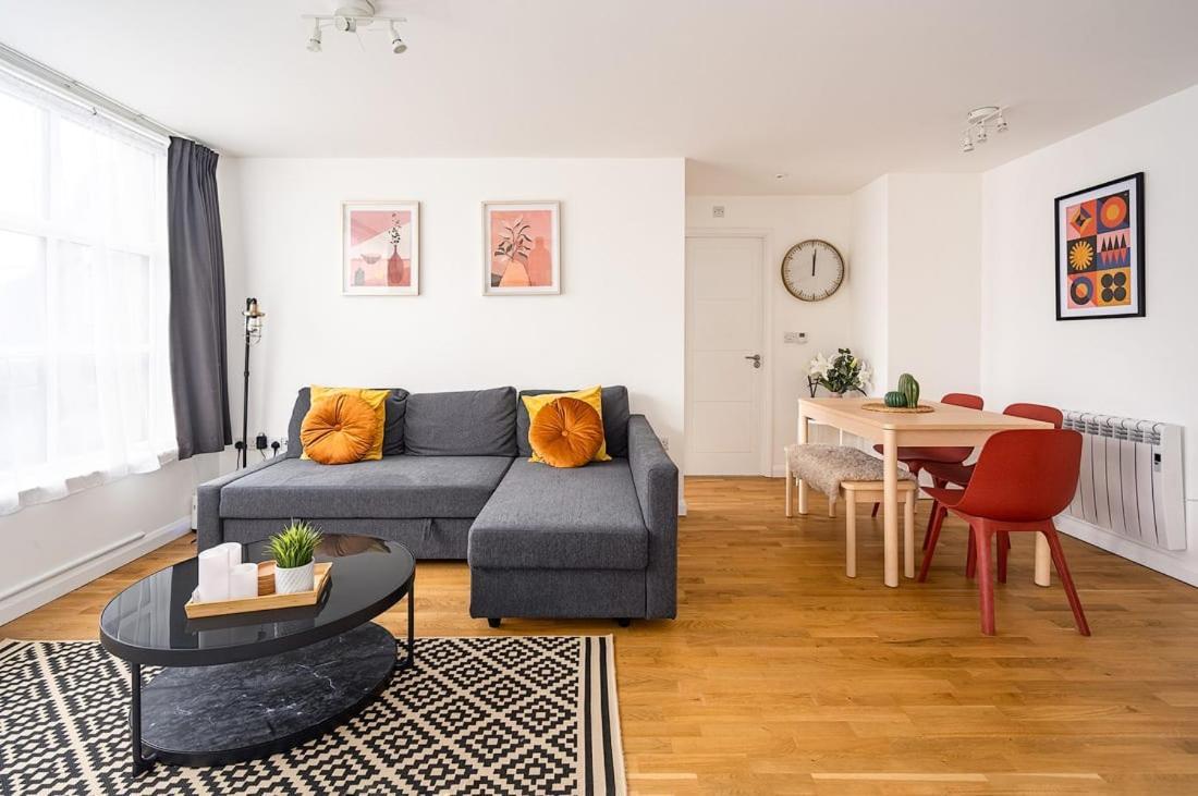 Contemporary City Centre Apartment With Parking บาธ ภายนอก รูปภาพ