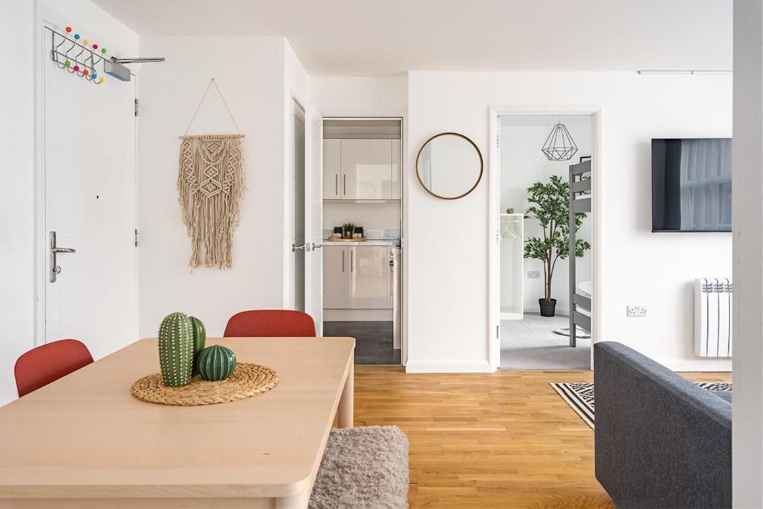 Contemporary City Centre Apartment With Parking บาธ ภายนอก รูปภาพ