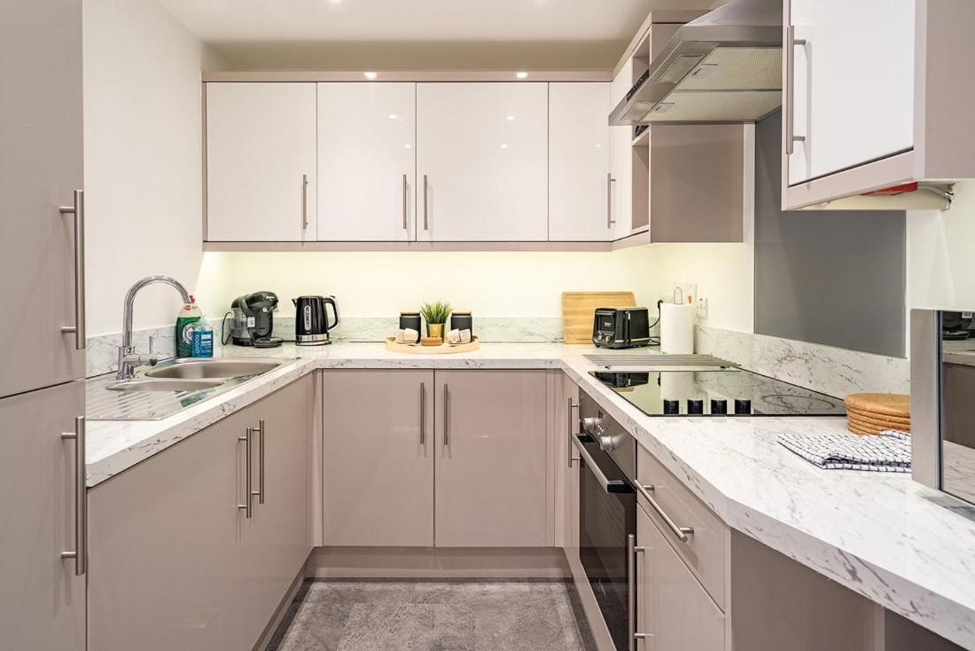 Contemporary City Centre Apartment With Parking บาธ ภายนอก รูปภาพ
