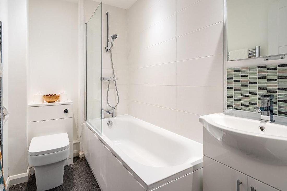 Contemporary City Centre Apartment With Parking บาธ ภายนอก รูปภาพ